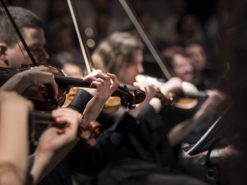Violisten in een orkest, close-up van de handen