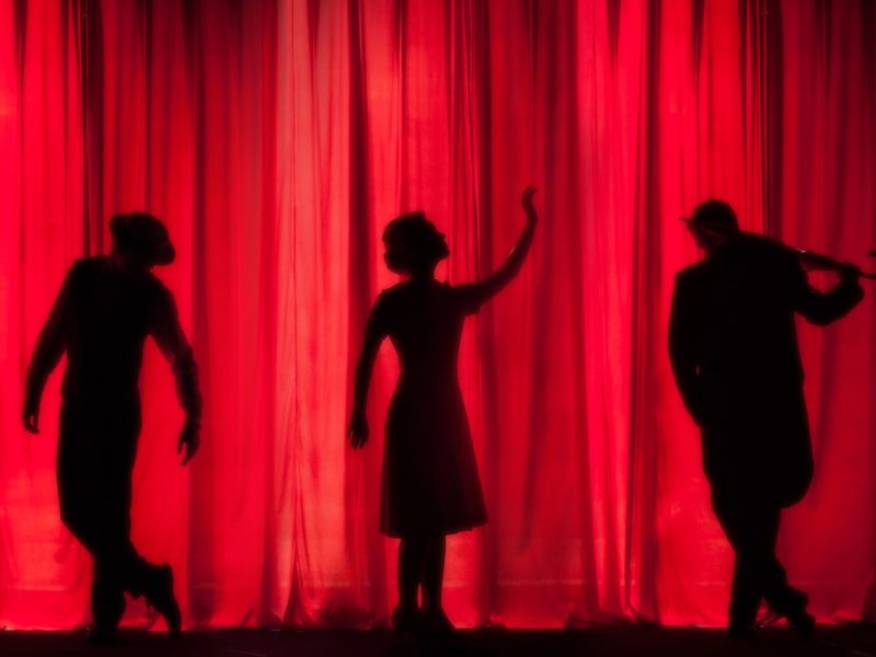 Silhouetten op het podium tijdens een voorstelling